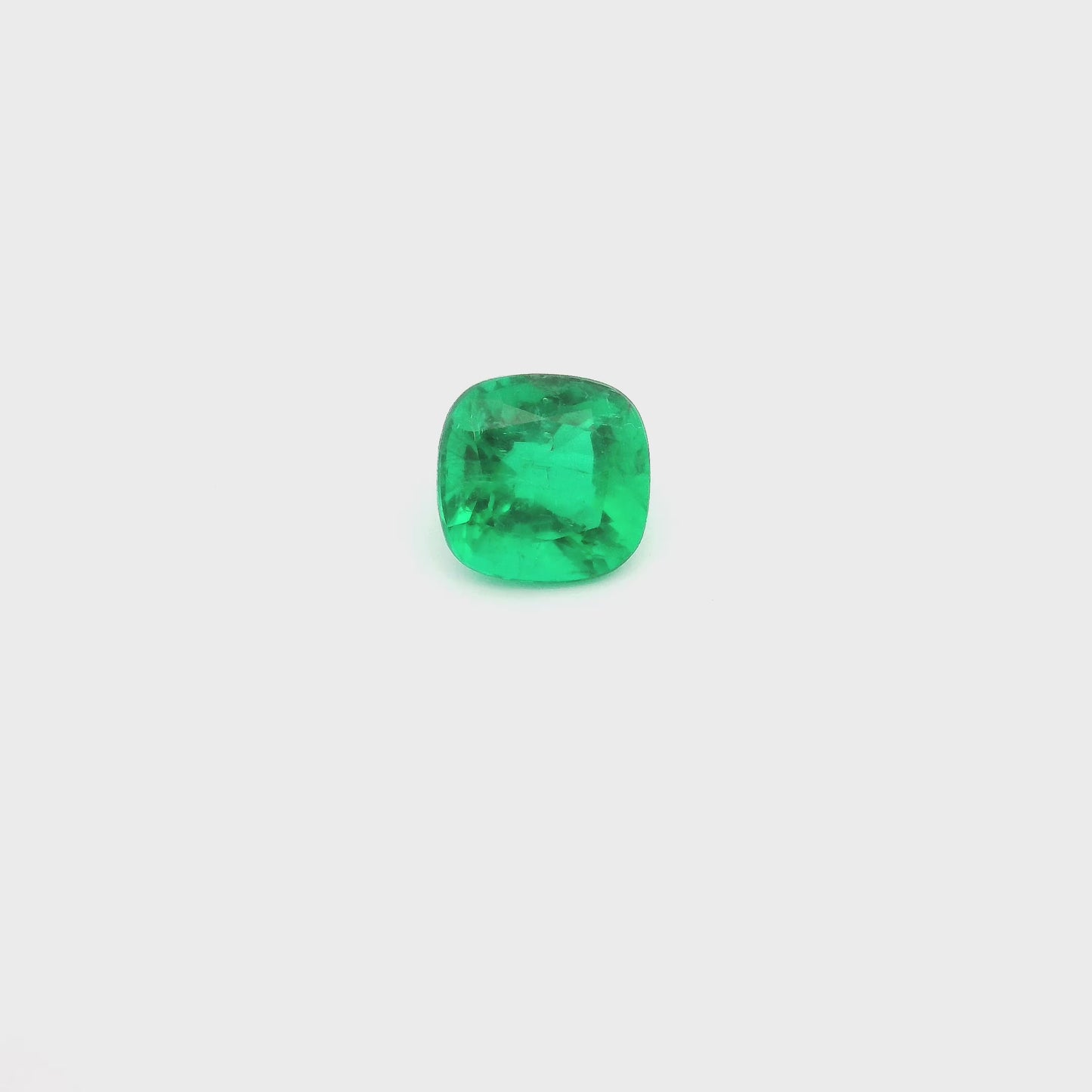 
                  
                    Load and play video in Gallery viewer, 6.93x6.82x4.82mm Cushion Emerald (1 pc 1.39 ct)
                  
                