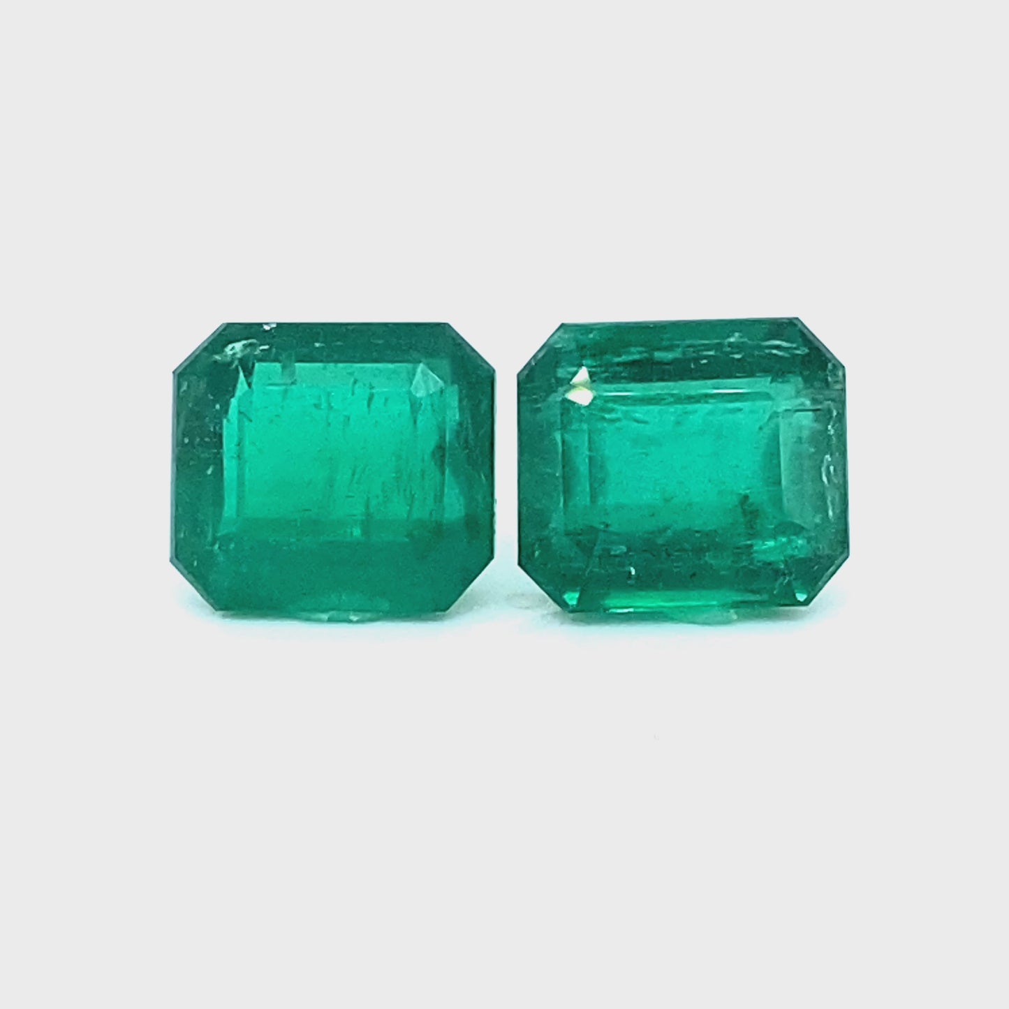 
                  
                    Load and play video in Gallery viewer, 14.48x12.75x9.31mm Octagon Emerald (2 pc 26.16 ct)
                  
                