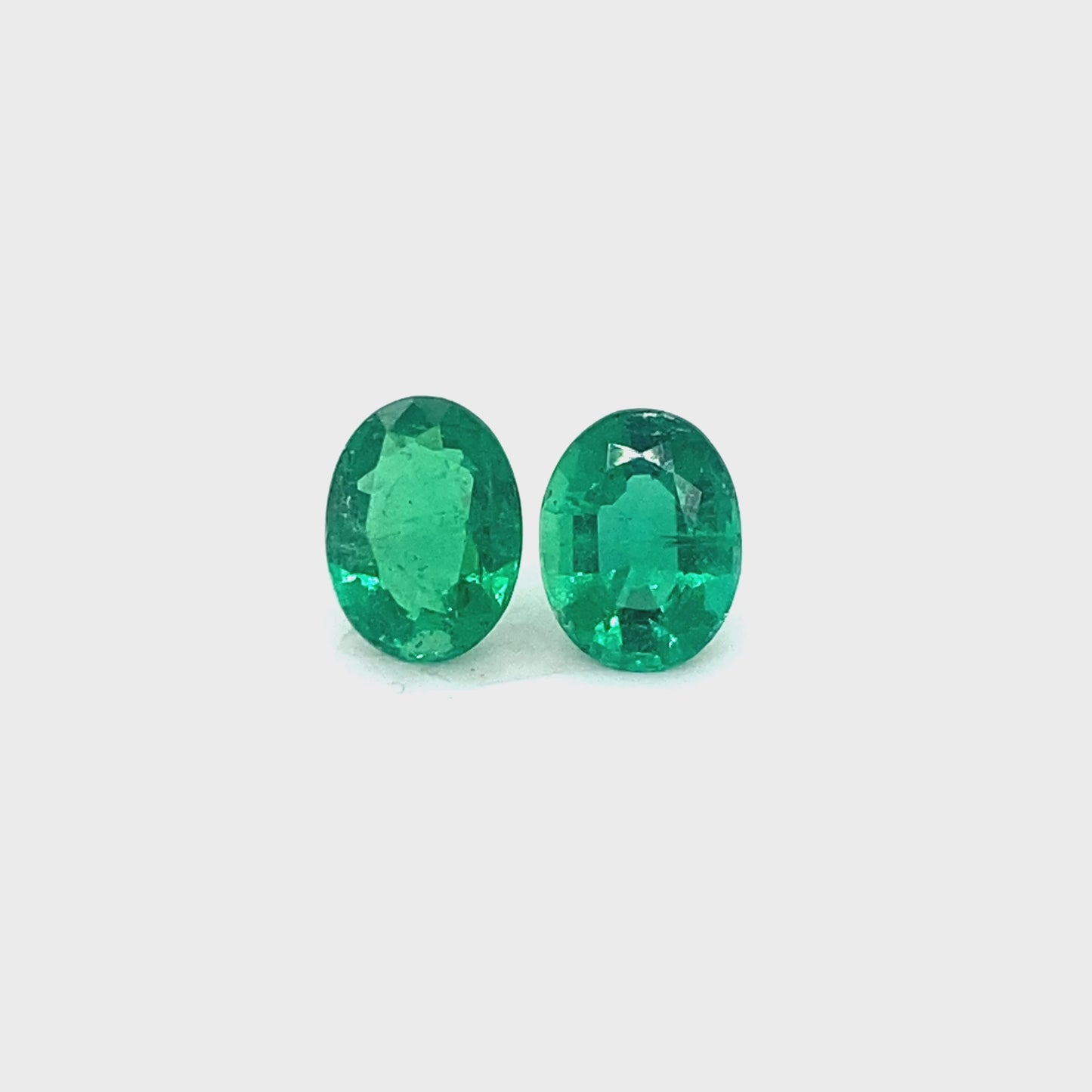 
                  
                    Load and play video in Gallery viewer, 9.57x7.15x4.33mm Oval Emerald (2 pc 3.73 ct)
                  
                