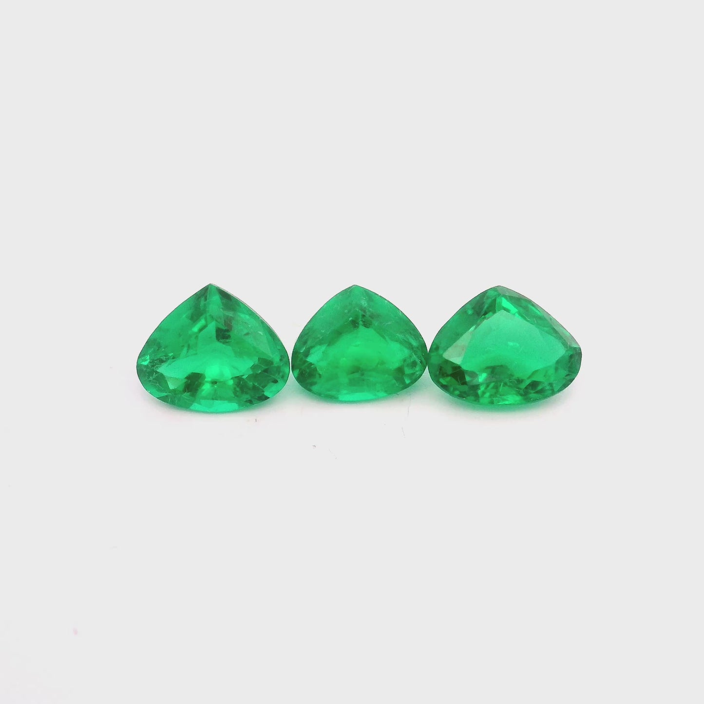 
                  
                    Load and play video in Gallery viewer, Heart-shaped Emerald (3 pc 3.58 ct)
                  
                