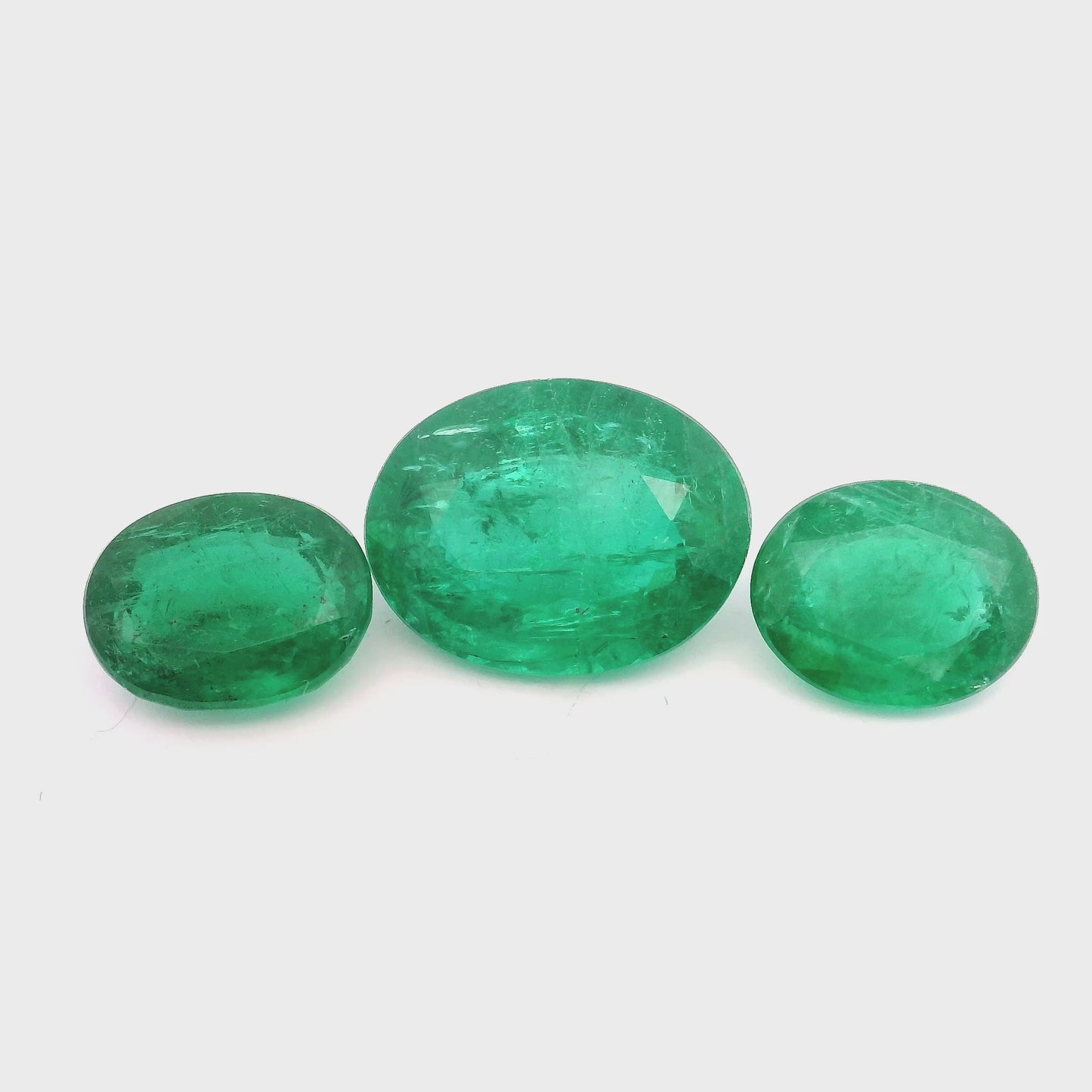 
                  
                    Load and play video in Gallery viewer, 14.96x11.44x0.00mm Oval Emerald (3 pc 13.27 ct)
                  
                