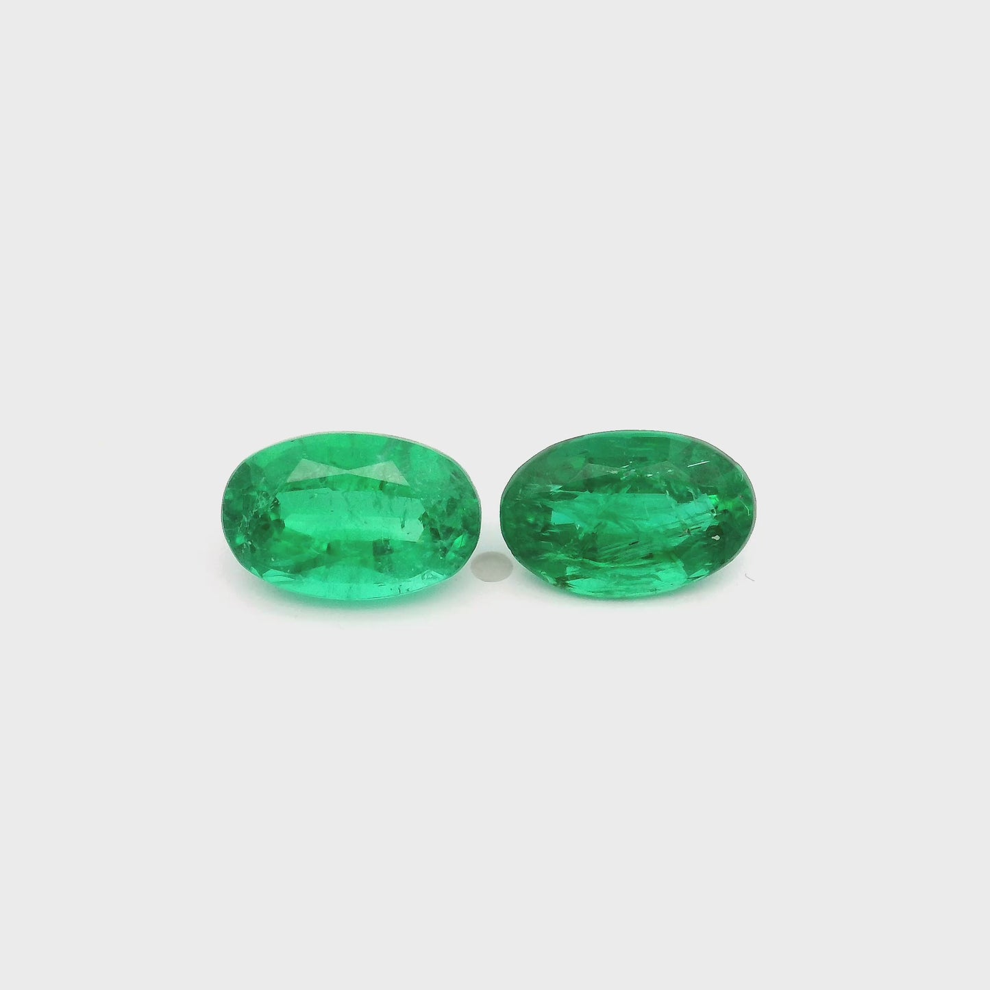 
                  
                    Load and play video in Gallery viewer, 9.40x6.10x0.00mm Oval Emerald (2 pc 3.34 ct)
                  
                