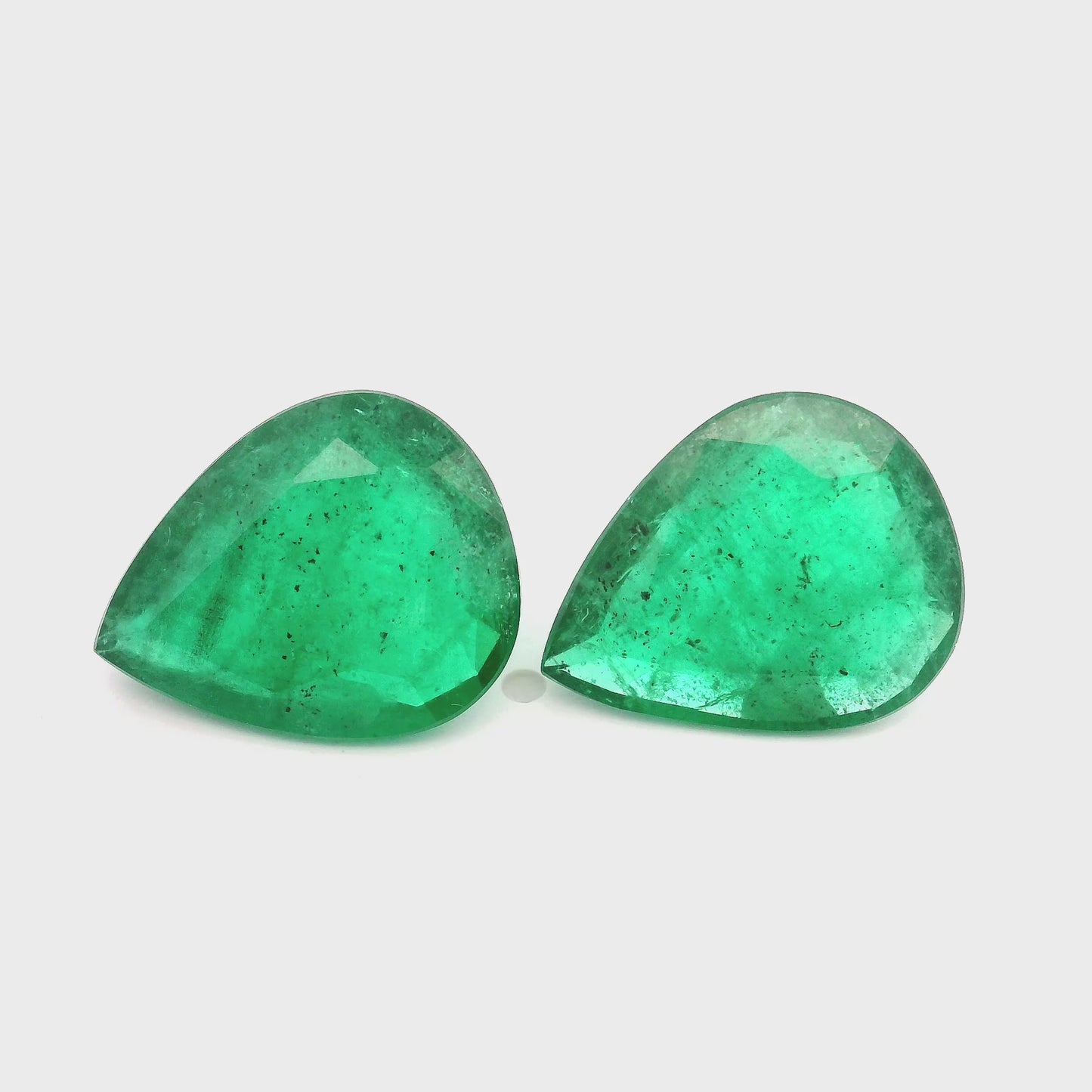 14.92x11.88x0.00mm Pear-shaped Emerald (2 pc 10.22 ct)