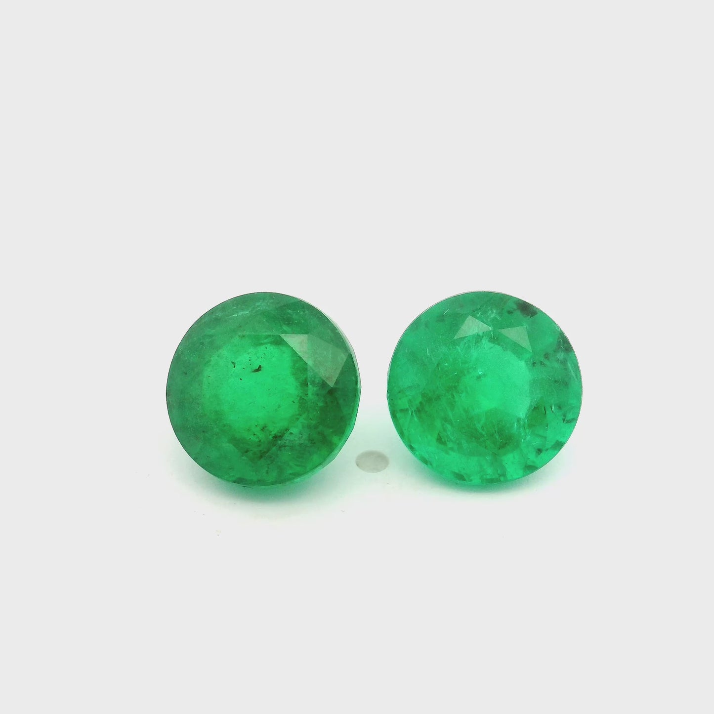 
                  
                    Load and play video in Gallery viewer, 9.00x0.00x0.00mm Round Emerald (2 pc 6.21 ct)
                  
                