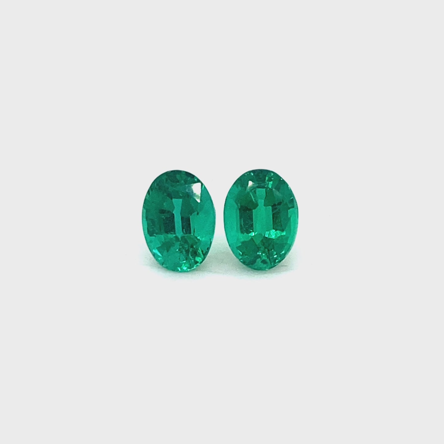 
                  
                    Load and play video in Gallery viewer, 8.94x6.65x5.04mm Oval Emerald Pair (2 pc 3.33 ct)
                  
                