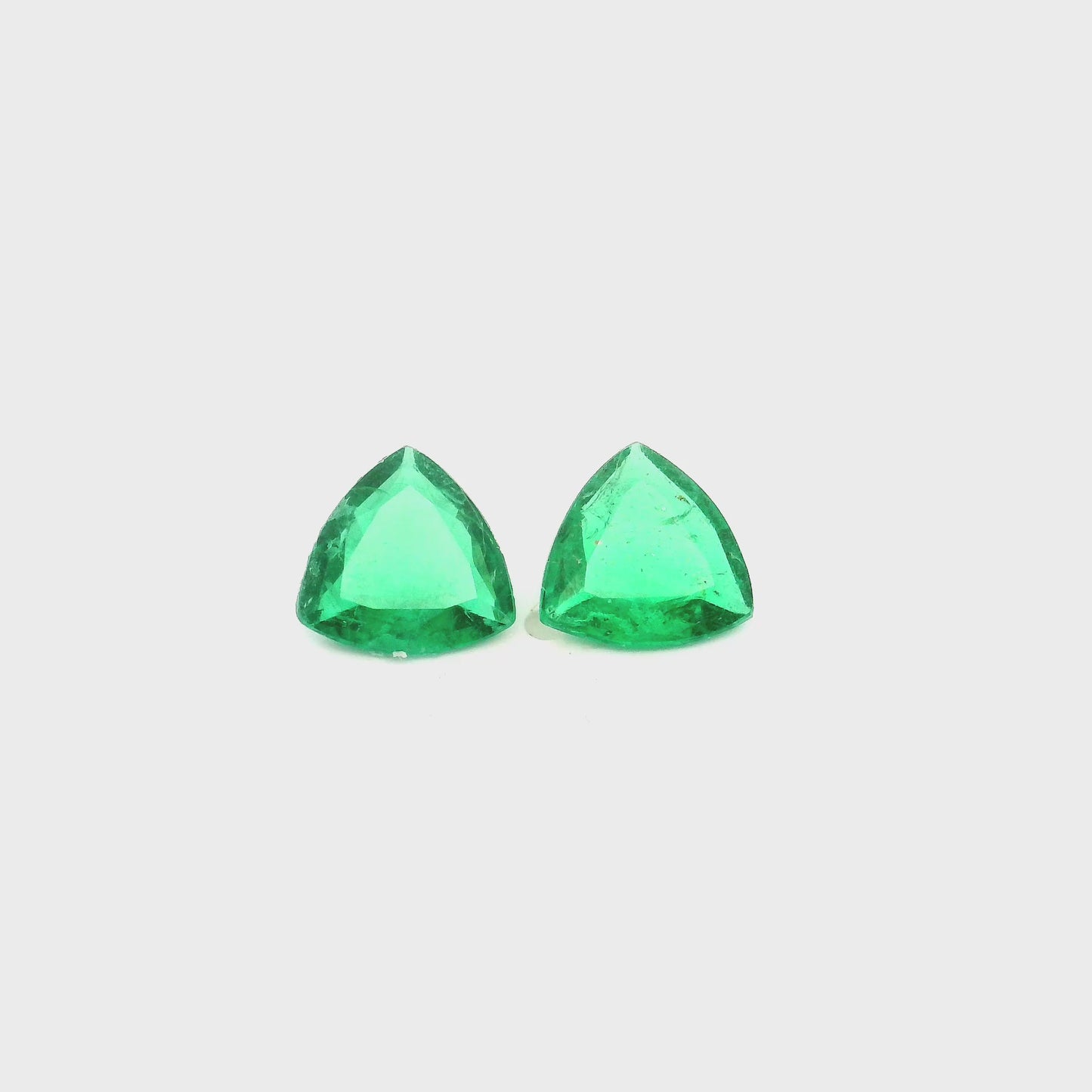 
                  
                    Load and play video in Gallery viewer, 8.00x0.00x0.00mm Trillion Emerald (2 pc 2.16 ct)
                  
                