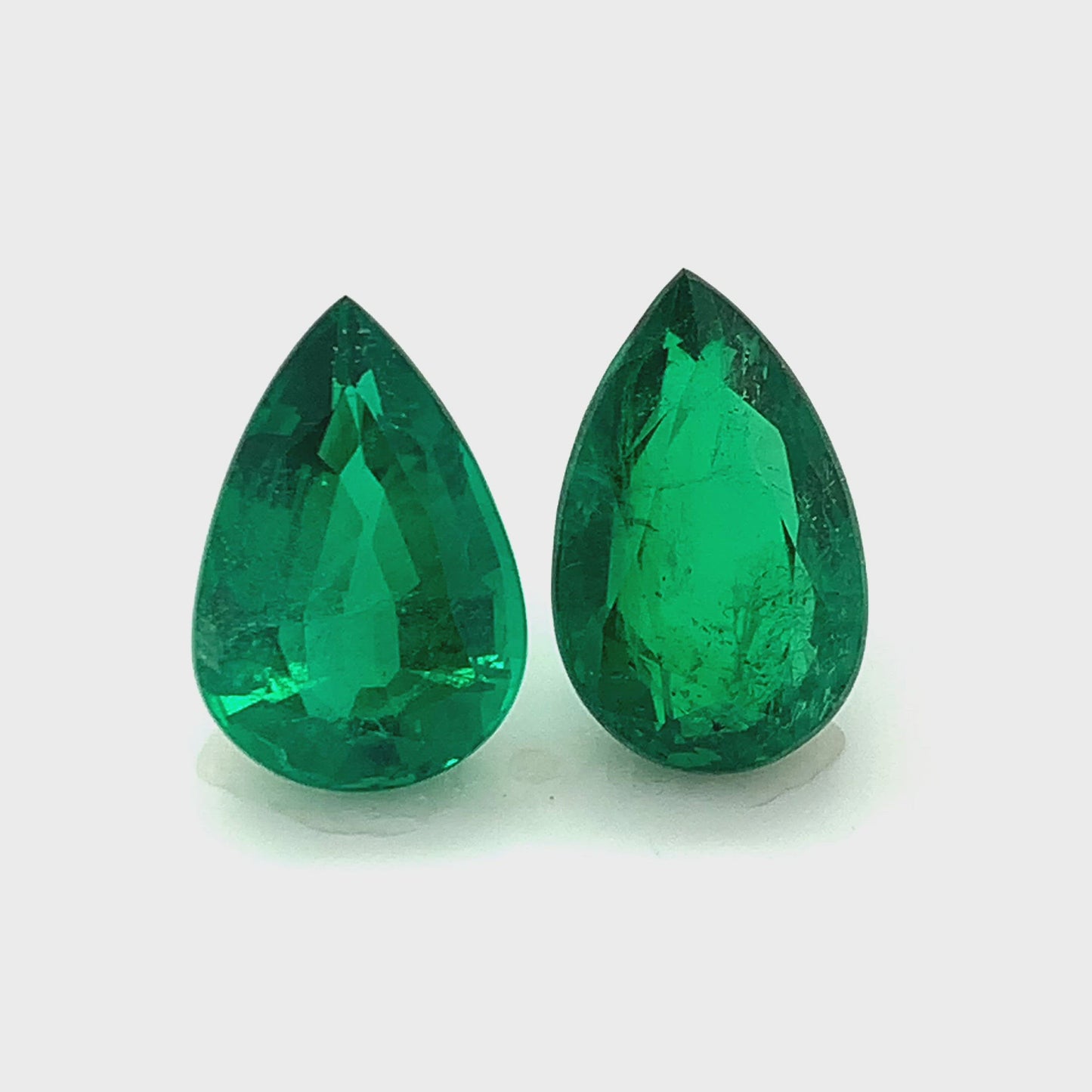 18.31x12.32x7.82mm Pear-shaped Emerald Pair (2 pc 20.29 ct)