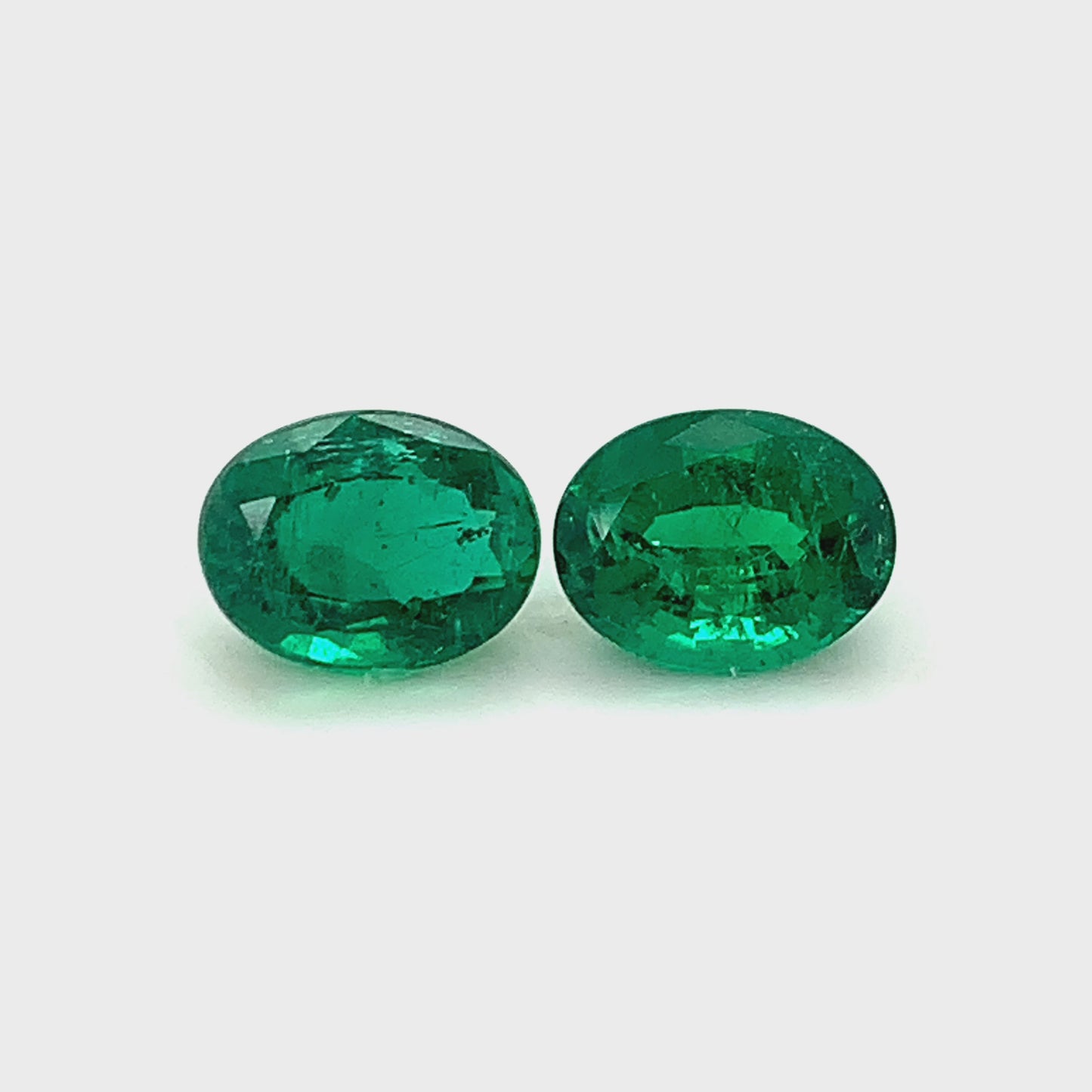 
                  
                    Load and play video in Gallery viewer, 8.90x6.90x0.00mm Oval Emerald (2 pc 3.58 ct)
                  
                