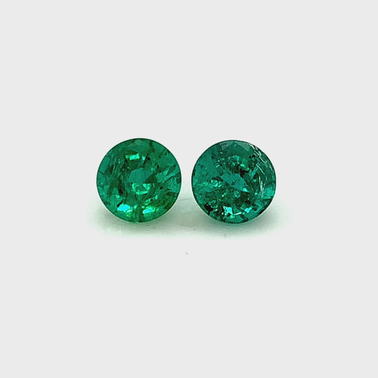 
                  
                    Load and play video in Gallery viewer, 6.50x0.00x0.00mm Round Emerald (2 pc 2.11 ct)
                  
                