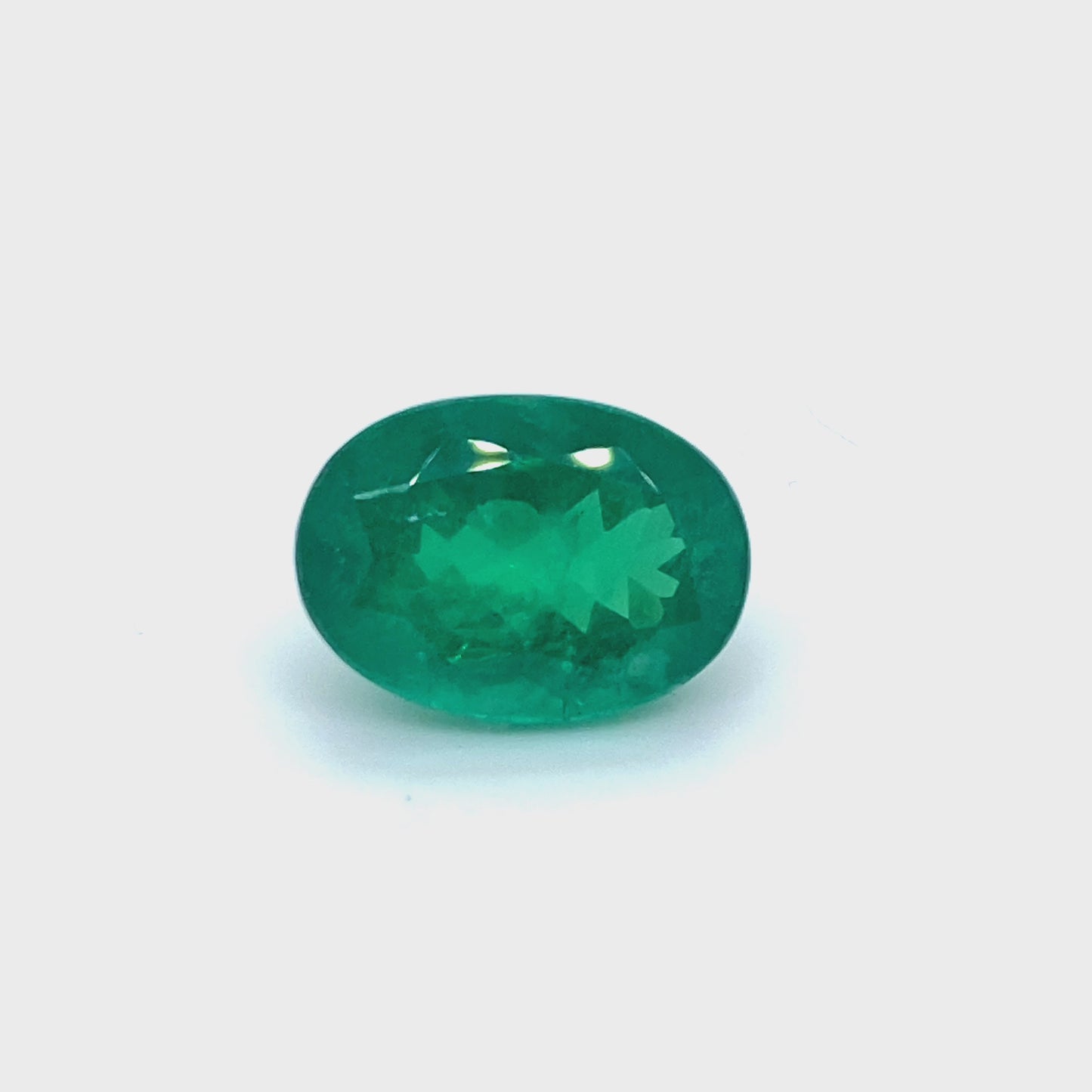
                  
                    Load and play video in Gallery viewer, 17.99x12.90x9.13mm Oval Emerald (1 pc 13.33 ct)
                  
                