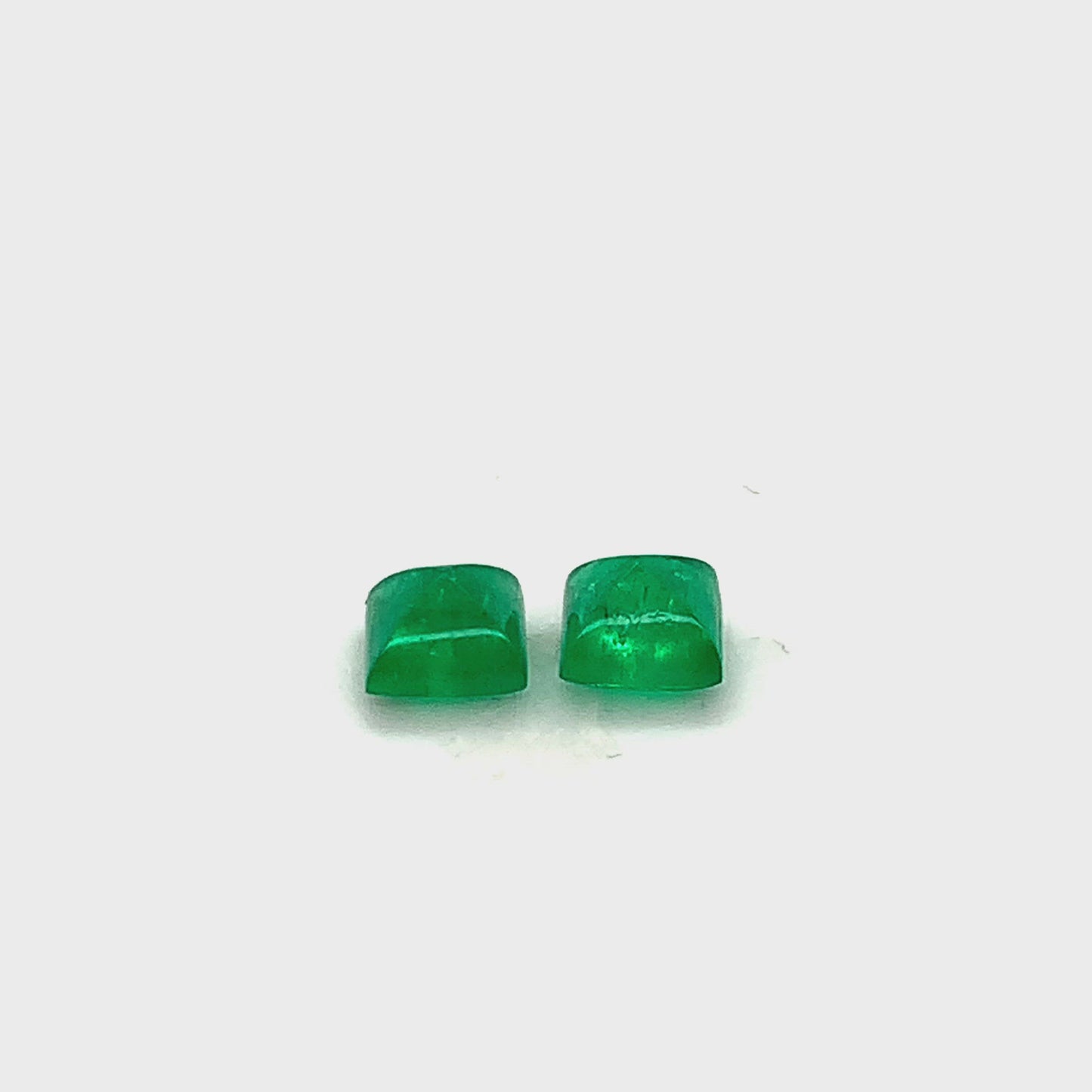 
                  
                    Load and play video in Gallery viewer, 5.20x0.00x0.00mm Cushion Sugar Loaf Emerald (2 pc 1.50 ct)
                  
                