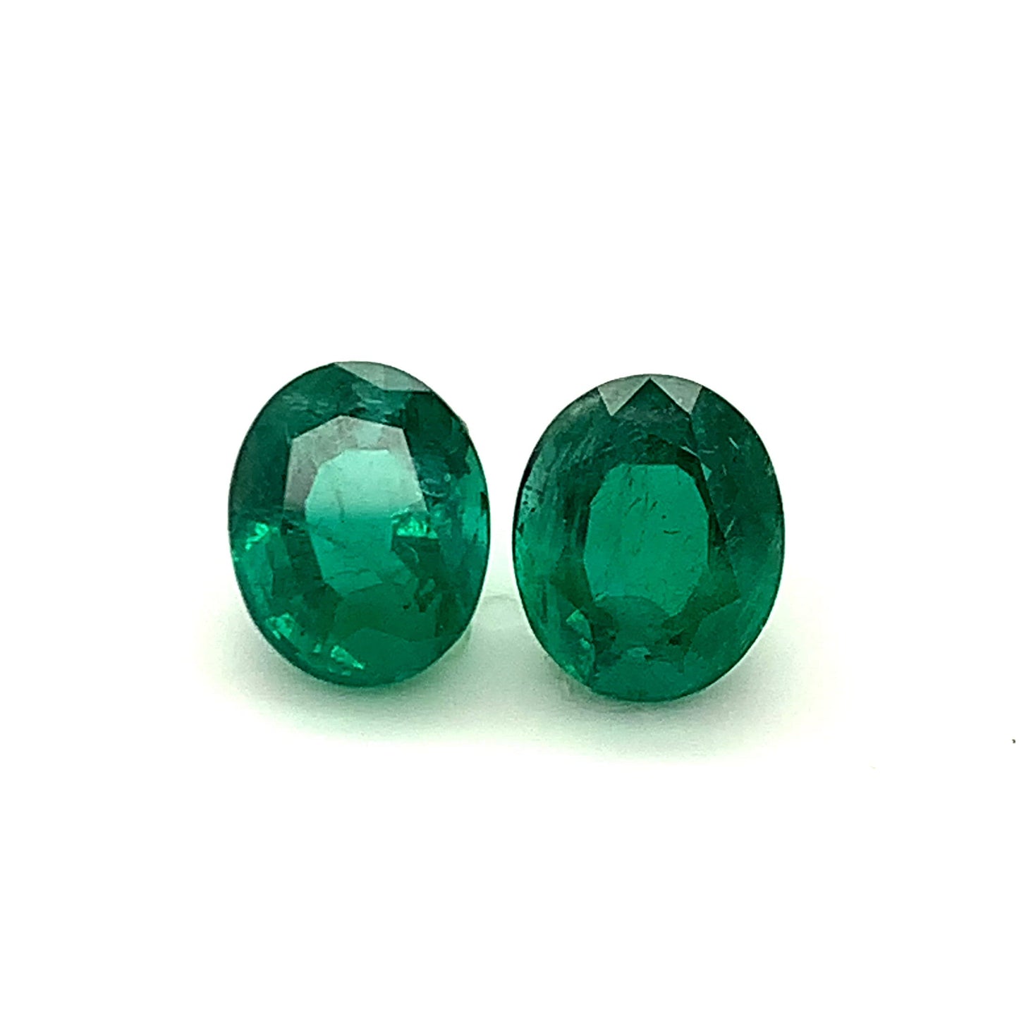 
                  
                    Load and play video in Gallery viewer, 12.49x10.38x7.41mm Oval Emerald Pair (2 pc 11.97 ct)
                  
                
