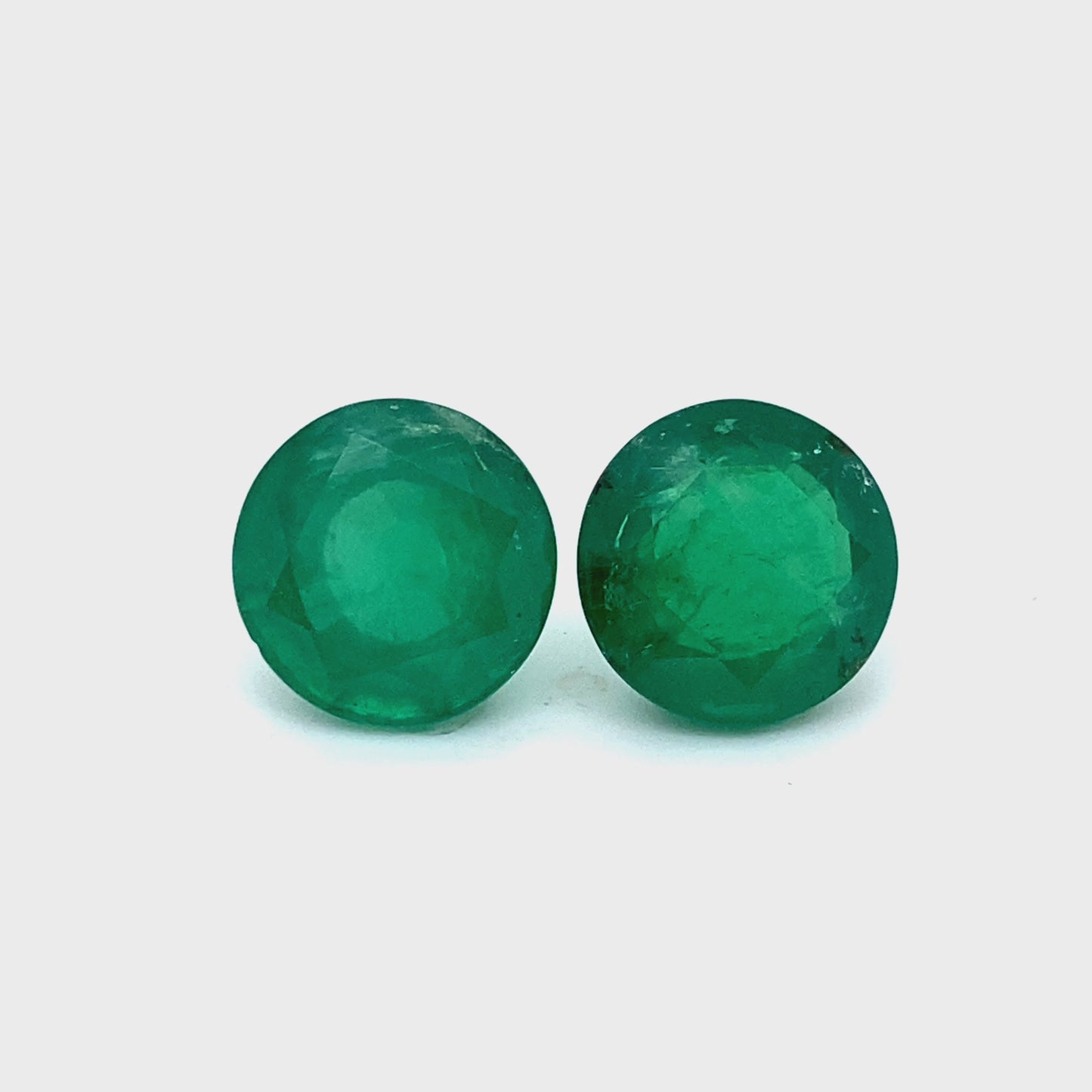 
                  
                    Load and play video in Gallery viewer, 12.69x0.00x0.00mm Round Emerald (2 pc 14.64 ct)
                  
                