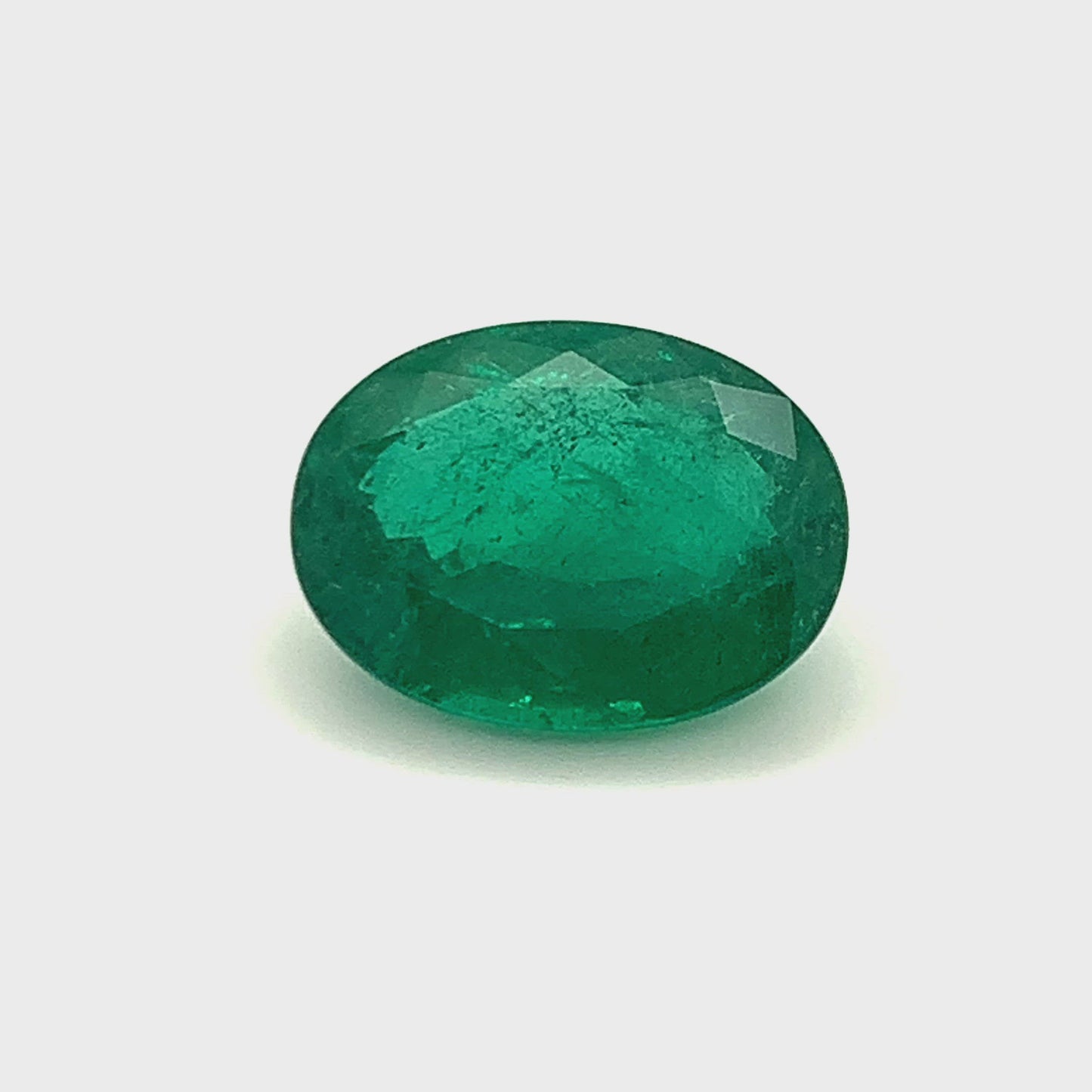 
                  
                    Load and play video in Gallery viewer, 19.65x15.33x8.37mm Oval Emerald (1 pc 15.30 ct)
                  
                