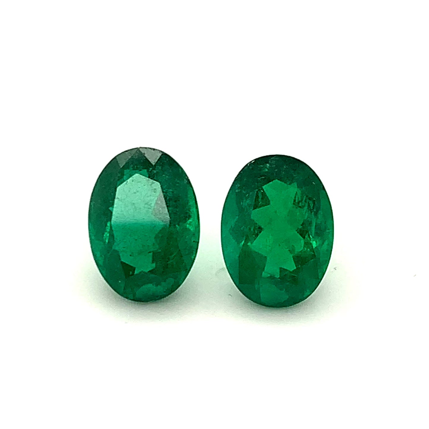 
                  
                    Load and play video in Gallery viewer, 13.76x10.17x6.42mm Oval Emerald Pair (2 pc 10.98 ct)
                  
                