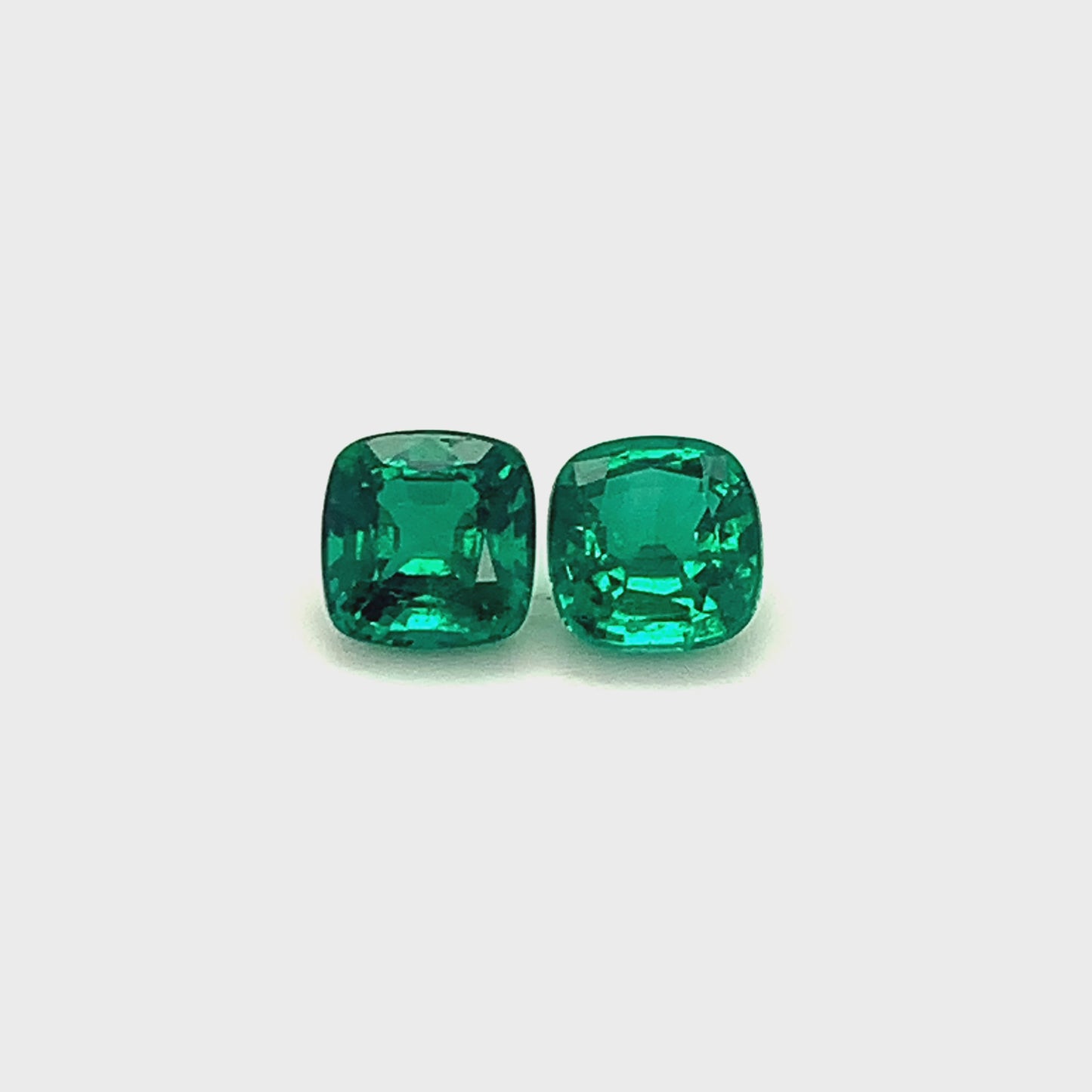
                  
                    Load and play video in Gallery viewer, 8.24x7.78x5.10mm Cushion Emerald (1 pc 2.19 ct)
                  
                