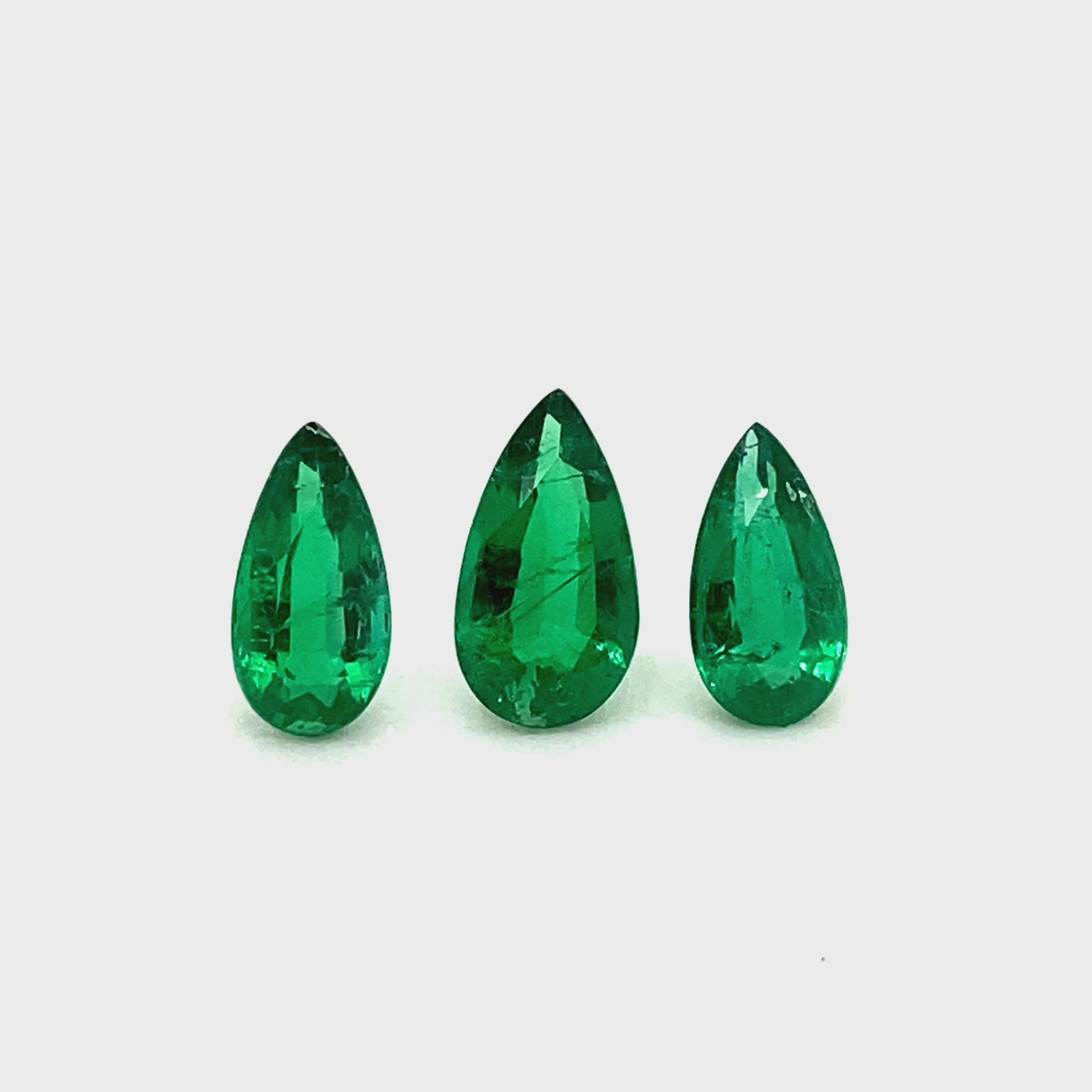 
                  
                    Load and play video in Gallery viewer, Pear-shaped Emerald (3 pc 3.61 ct)
                  
                