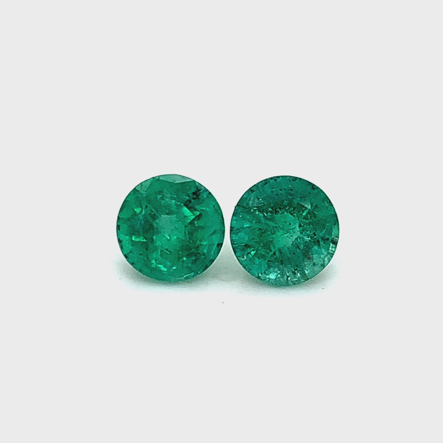 
                  
                    Load and play video in Gallery viewer, 7.90x0.00x0.00mm Round Emerald (2 pc 3.72 ct)
                  
                