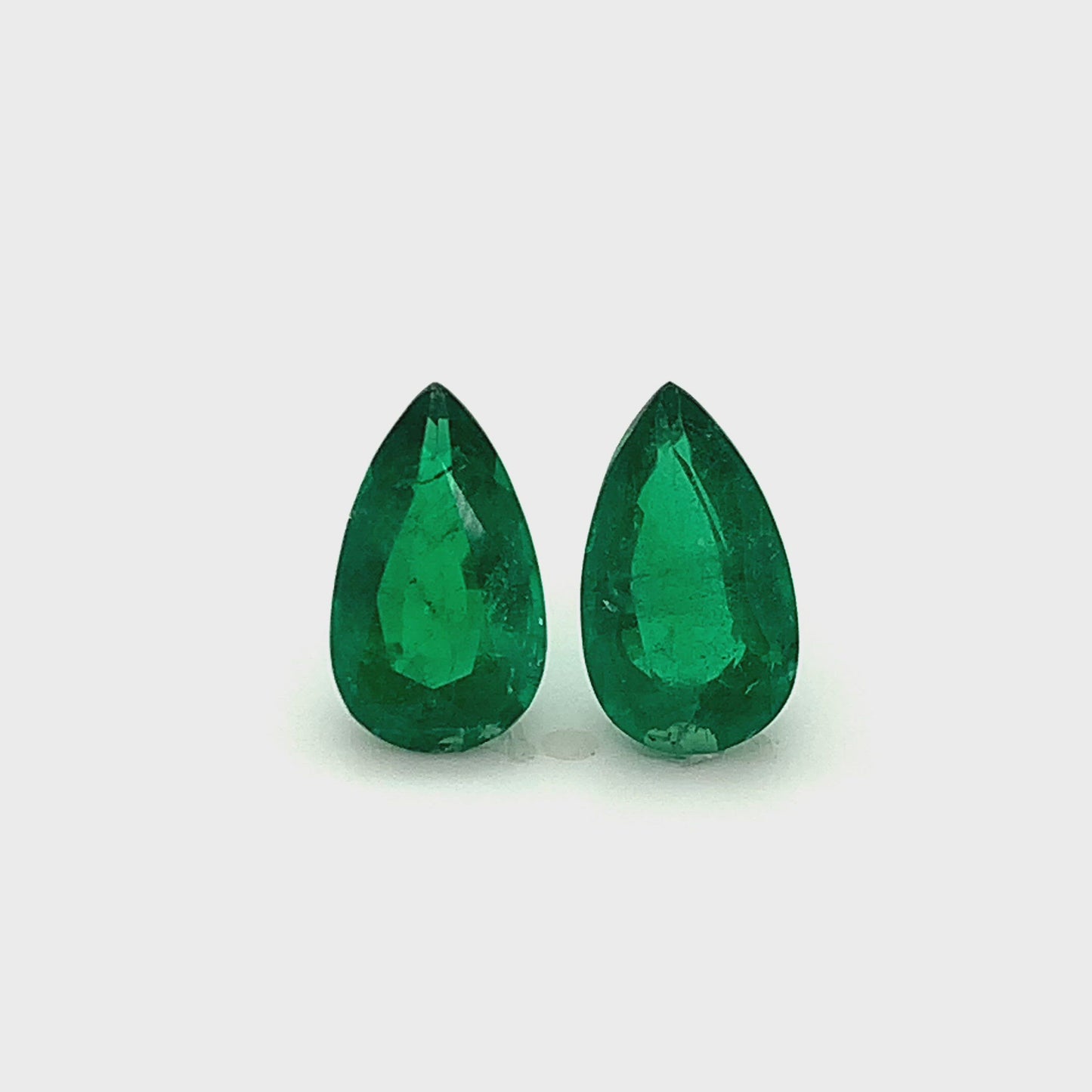 
                  
                    Load and play video in Gallery viewer, 12.65x7.35x5.02mm Pear-shaped Emerald Pair (2 pc 5.23 ct)
                  
                