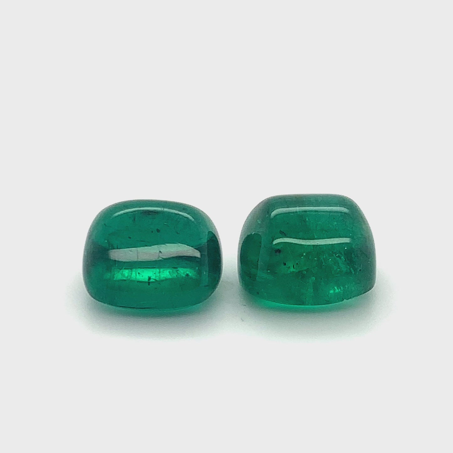 
                  
                    Load and play video in Gallery viewer, 14.11x13.44x9.71mm Cushion Sugar Loaf Emerald Pair (2 pc 30.00 ct)
                  
                