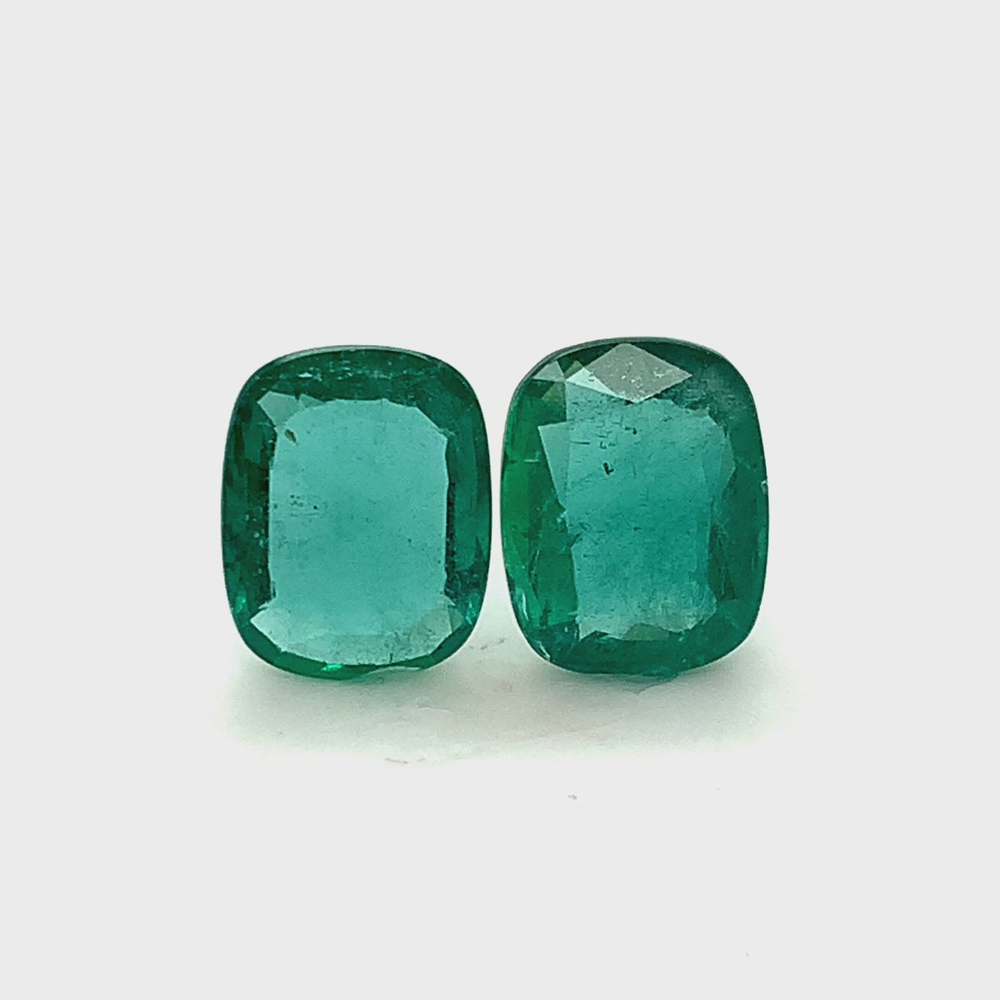
                  
                    Load and play video in Gallery viewer, 13.54x10.62x0.00mm Cushion Emerald (2 pc 10.07 ct)
                  
                