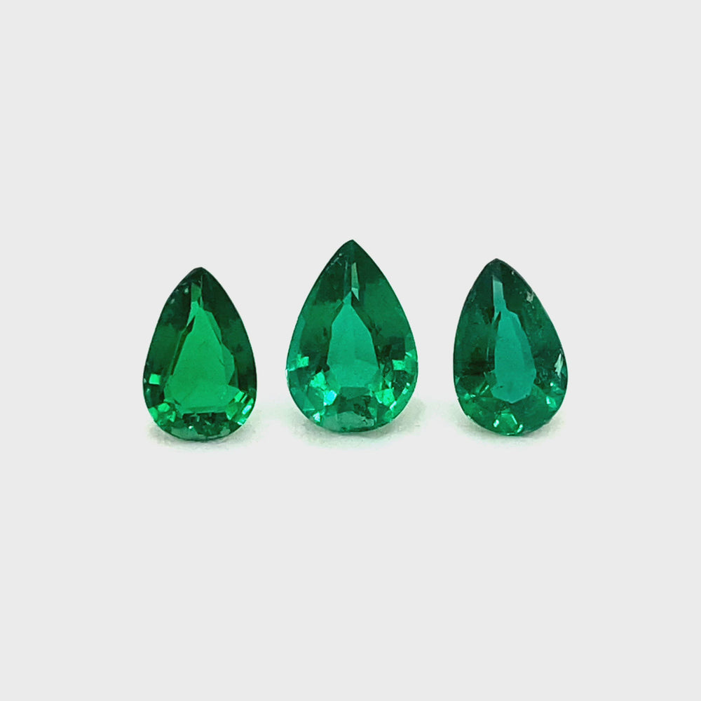 
                  
                    Load and play video in Gallery viewer, 8.80x5.80x0.00mm Pear-shaped Emerald (3 pc 3.45 ct)
                  
                