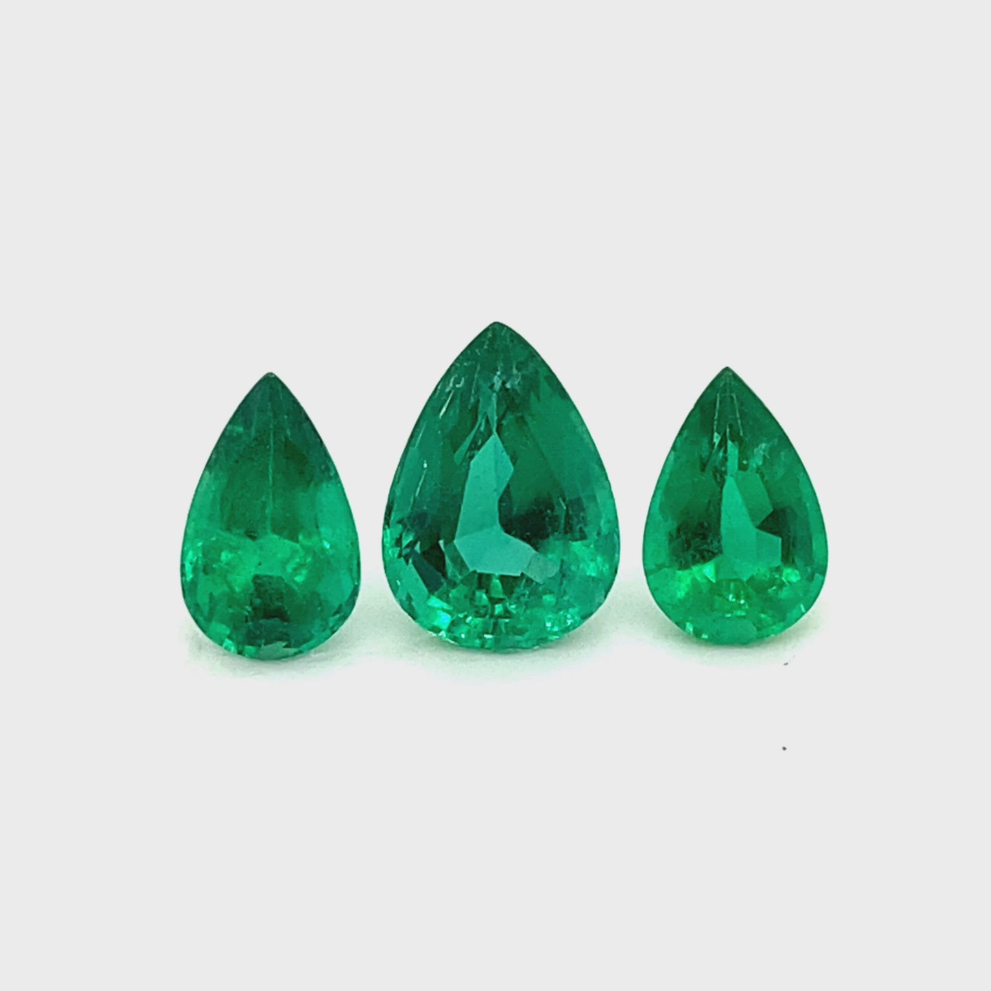 
                  
                    Load and play video in Gallery viewer, 10.10x6.60x5.30mm Pear-shaped Emerald (3 pc 6.38 ct)
                  
                