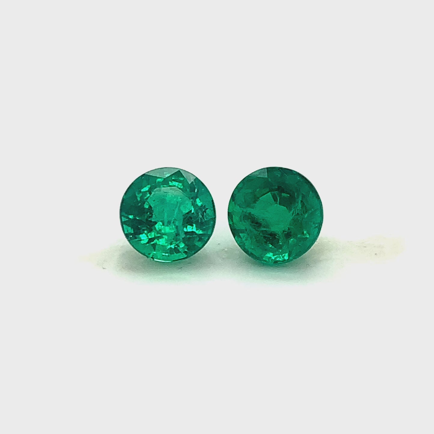 
                  
                    Load and play video in Gallery viewer, 8.86x8.96x5.06mm Round Emerald Pair (2 pc 4.96 ct)
                  
                
